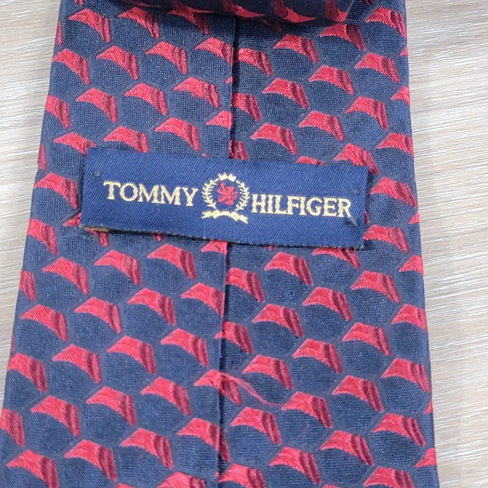 Tommy Hilfiger Mens Silk Necktie Navy Blue Red Geometric Pattern Woven USA Made